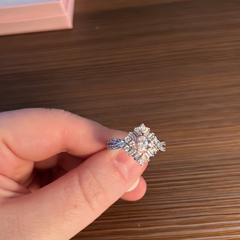 Beautiful diamond cubic zirconia ring with stunning crisscrossing band. - Picture 2 of 4